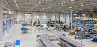 Zwaartekracht of aangedreven rollenbaan voor procesoptimalisatie in jouw magazijn