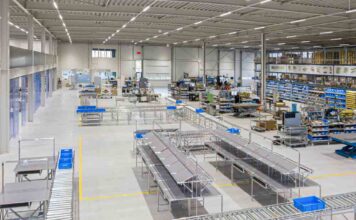 Zwaartekracht of aangedreven rollenbaan voor procesoptimalisatie in jouw magazijn